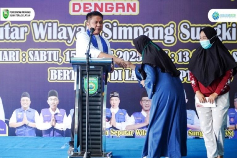 Gubernur Provinsi Sumatera Selatan (Sumsel) didampingi langsung oleh Ketua Tim Penggerak Pemberdayaan Kesejahteraan Keluarga (PKK) Sumsel dan Anggota Dewan Perwakilan Daerah (DPD) Republik Indonesia menghadiri Safari Ramadhan tahun 2025 dengan menyapa secara langsung warga yang tergabung di dalam Forum Seputar Wilayah Simpang Sungki (SWISS). Palembang, pada hari Sabtu, tanggal 15 Maret 2025. (BEKISARMEDIA/SIKUMBANG)