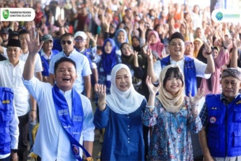 Gubernur Provinsi Sumatera Selatan (Sumsel) didampingi langsung oleh Ketua Tim Penggerak Pemberdayaan Kesejahteraan Keluarga (PKK) Sumsel dan Anggota Dewan Perwakilan Daerah (DPD) Republik Indonesia menghadiri Safari Ramadhan tahun 2025 dengan menyapa secara langsung warga yang tergabung di dalam Forum Seputar Wilayah Simpang Sungki (SWISS). Palembang, pada hari Sabtu, tanggal 15 Maret 2025. (BEKISARMEDIA/SIKUMBANG)