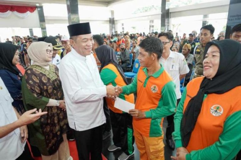 Bupati Kabupaten Musi Banyuasin, M. Toha, menghadiri acara penyerahan Tunjungan Hari Raya dari Pemerintah Kabupaten Musi Banyuasin kepada petugas kebersihan, petugas taman, tukang ojek, dan tukang becak, pada hari Rabu, tanggal 26 Maret 2025. (BEKISARMEDIA/APRIZAL)