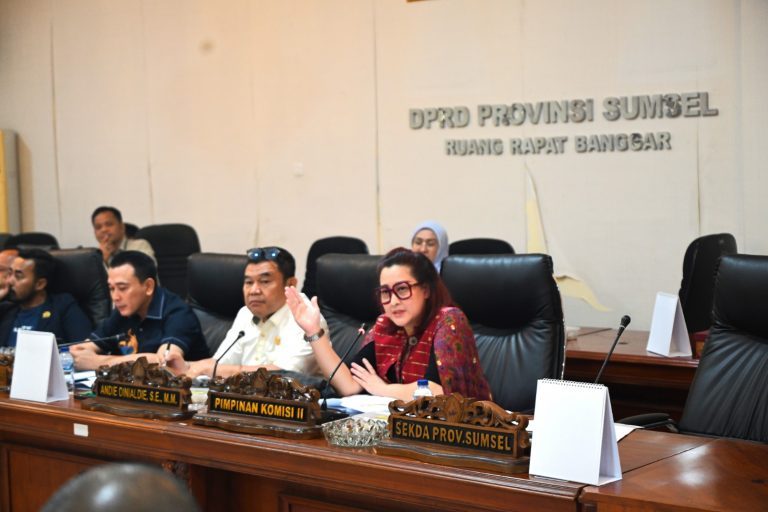 Pimpinan dan Anggota DPRD Sumsel saat menerima audiensi Forum Masyarakat Desa Talang Kemang Bersatu, di Kantor DPRD Sumsel, tanggal 9 Januari 2025. (BEKISARMEDIA/SIKUMBANG)