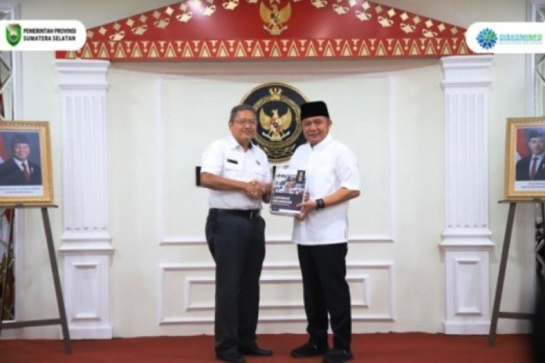Gubernur Provinsi Sumatera Selatan (Sumsel), Herman Deru, menyerahkan Laporan Keuangan Pemerintah Daerah (LKPD) Sumsel tahun 2024 pada hari Rabu, tanggal 26 Maret 2025. (BEKISARMEDIA/SIKUMBANG)