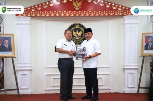 Gubernur Provinsi Sumatera Selatan (Sumsel), Herman Deru, menyerahkan Laporan Keuangan Pemerintah Daerah (LKPD) Sumsel tahun 2024 pada hari Rabu, tanggal 26 Maret 2025. (BEKISARMEDIA/SIKUMBANG)