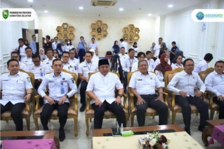 Gubernur Provinsi Sumatera Selatan (Sumsel), Herman Deru, menyerahkan Laporan Keuangan Pemerintah Daerah (LKPD) Sumsel tahun 2024 pada hari Rabu, tanggal 26 Maret 2025. (BEKISARMEDIA/SIKUMBANG)