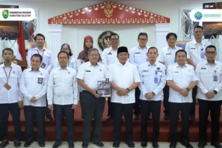 Gubernur Provinsi Sumatera Selatan (Sumsel), Herman Deru, menyerahkan Laporan Keuangan Pemerintah Daerah (LKPD) Sumsel tahun 2024 pada hari Rabu, tanggal 26 Maret 2025. (BEKISARMEDIA/SIKUMBANG)