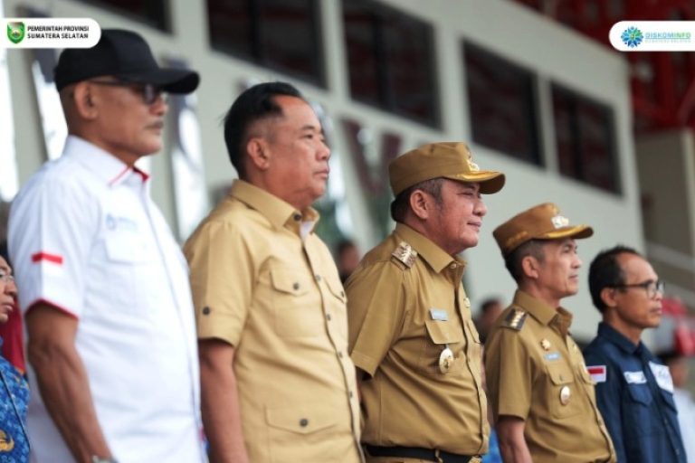Gubernur Provinsi Sumatera Selatan (Sumsel), Herman Deru, didampingi Wakil Gubernur Sumsel, Cik Ujang, menghadiri Renovasi dan Pembangunan 17 Stadion sepak bola yang dilakukan oleh Presiden Republik Indonesia, Prabowo Subianto, secara virtual, pada hari Senin, tanggal 17 Maret 2025. (BEKISARMEDIA/SIKUMBANG)