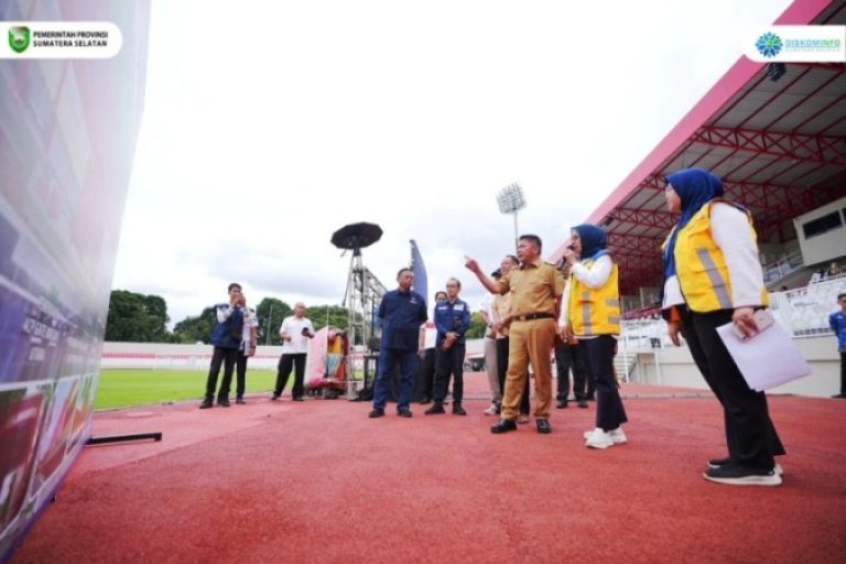 Gubernur Provinsi Sumatera Selatan (Sumsel), Herman Deru, didampingi Wakil Gubernur Sumsel, Cik Ujang, menghadiri Renovasi dan Pembangunan 17 Stadion sepak bola yang dilakukan oleh Presiden Republik Indonesia, Prabowo Subianto, secara virtual, pada hari Senin, tanggal 17 Maret 2025. (BEKISARMEDIA/SIKUMBANG)