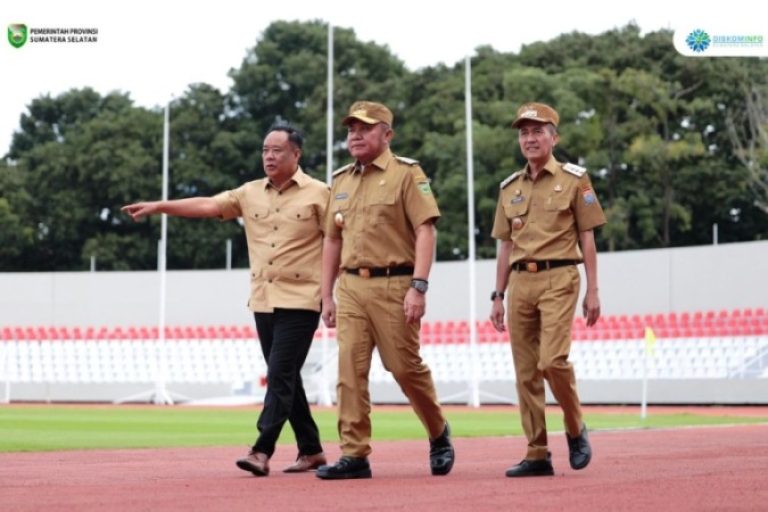Gubernur Provinsi Sumatera Selatan (Sumsel), Herman Deru, didampingi Wakil Gubernur Sumsel, Cik Ujang, menghadiri Renovasi dan Pembangunan 17 Stadion sepak bola yang dilakukan oleh Presiden Republik Indonesia, Prabowo Subianto, secara virtual, pada hari Senin, tanggal 17 Maret 2025. (BEKISARMEDIA/SIKUMBANG)