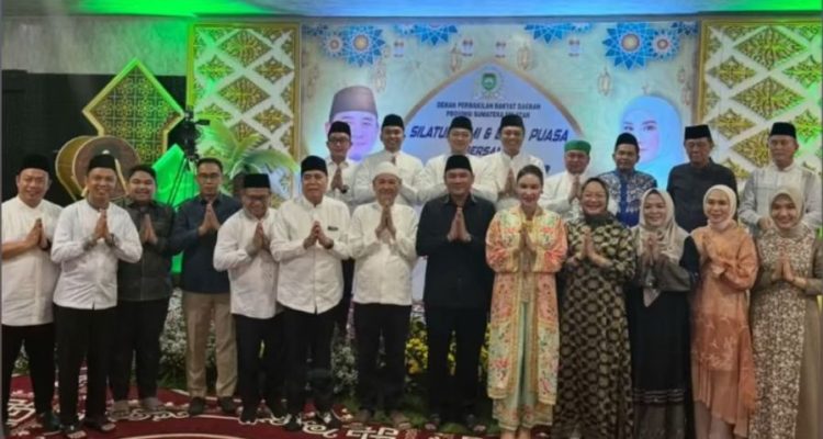 Ketua Dewan Perwakilan Rakyat Daerah (DPRD) Provinsi Sumatera Selatan (Sumsel), Andie Dinialdie, bersama Ketua IKATRI DPRD Sumsel, Noeke Angraini, menggelar silaturahmi dan buka puasa bersama di rumah dinasnya, di Jalan Demang Lebar Daun kota Palembang, pada hari Sabtu, tanggal 8 Maret 2025. (BEKISARMEDIA/SIKUMBANG)