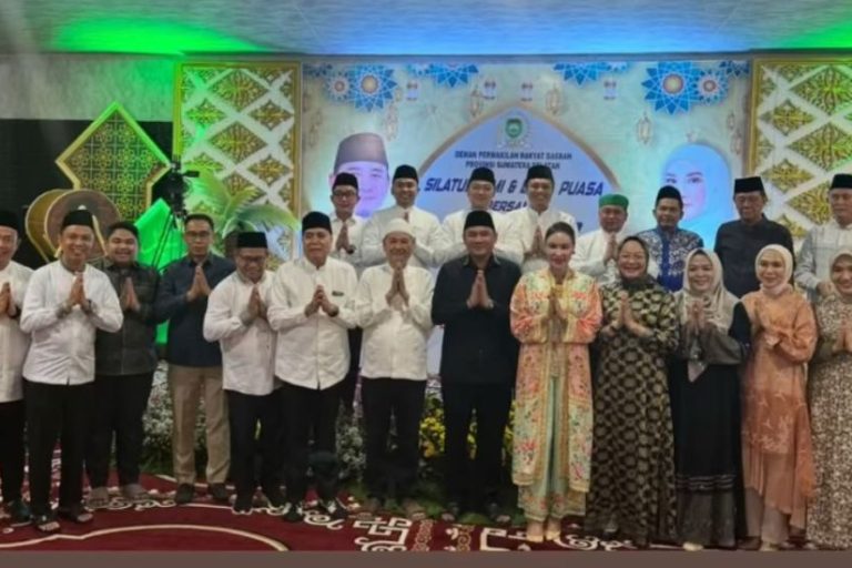 Ketua Dewan Perwakilan Rakyat Daerah (DPRD) Provinsi Sumatera Selatan (Sumsel), Andie Dinialdie, bersama Ketua IKATRI DPRD Sumsel, Noeke Angraini, menggelar silaturahmi dan buka puasa bersama di rumah dinasnya, di Jalan Demang Lebar Daun kota Palembang, pada hari Sabtu, tanggal 8 Maret 2025. (BEKISARMEDIA/SIKUMBANG)