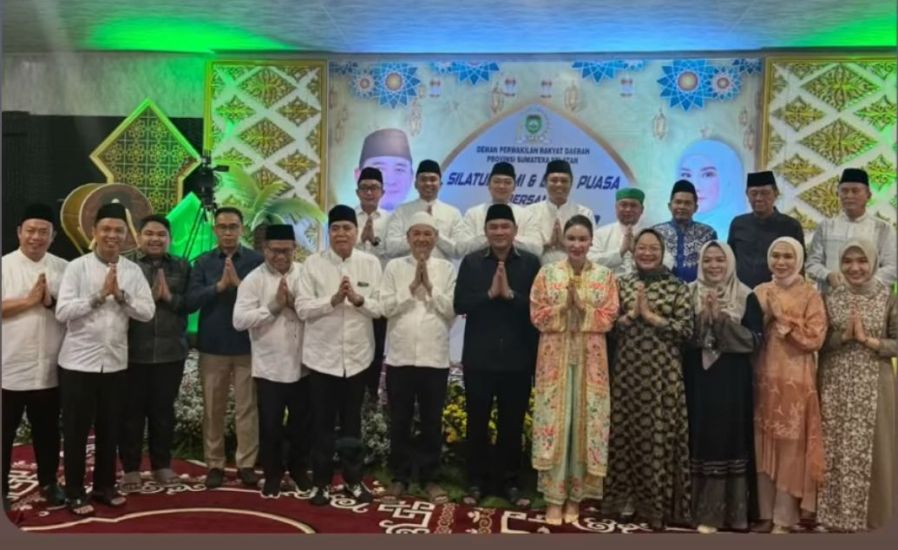 Ketua Dewan Perwakilan Rakyat Daerah (DPRD) Provinsi Sumatera Selatan (Sumsel), Andie Dinialdie, bersama Ketua IKATRI DPRD Sumsel, Noeke Angraini, menggelar silaturahmi dan buka puasa bersama di rumah dinasnya, di Jalan Demang Lebar Daun kota Palembang, pada hari Sabtu, tanggal 8 Maret 2025. (BEKISARMEDIA/SIKUMBANG)