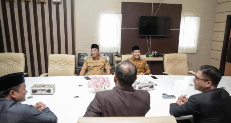 Bupati Kabupaten Musi Banyuasin, M. Toha, didampingi Wakil Bupati Kabupaten Musi Banyuasin, Rohman, melakukan kunjungan ke Kantor Dewan Perwakilan Rakyat Daerah (DPRD) Kabupaten Muba, pada hari Senin, tanggal 10 Maret 2025. (BEKISARMEDIA/APRIZAL)