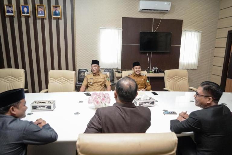 Bupati Kabupaten Musi Banyuasin, M. Toha, didampingi Wakil Bupati Kabupaten Musi Banyuasin, Rohman, melakukan kunjungan ke Kantor Dewan Perwakilan Rakyat Daerah (DPRD) Kabupaten Muba, pada hari Senin, tanggal 10 Maret 2025. (BEKISARMEDIA/APRIZAL)