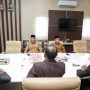 Bupati Kabupaten Musi Banyuasin, M. Toha, didampingi Wakil Bupati Kabupaten Musi Banyuasin, Rohman, melakukan kunjungan ke Kantor Dewan Perwakilan Rakyat Daerah (DPRD) Kabupaten Muba, pada hari Senin, tanggal 10 Maret 2025. (BEKISARMEDIA/APRIZAL)