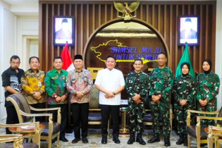 Gubernur Provinsi Sumatera Selatan (Sumsel), Herman Deru, menerima kedatangan Komandan Pangkalan Angkatan Laut (Lanal) Palembang, Kolonel Laut (P) Faisal, beserta jajaran, di Kantor Gubernur Sumsel, pada hari Jum'at, tanggal 7 Maret 2025. (BEKISARMEDIA/OYONG HAIRUDIN)