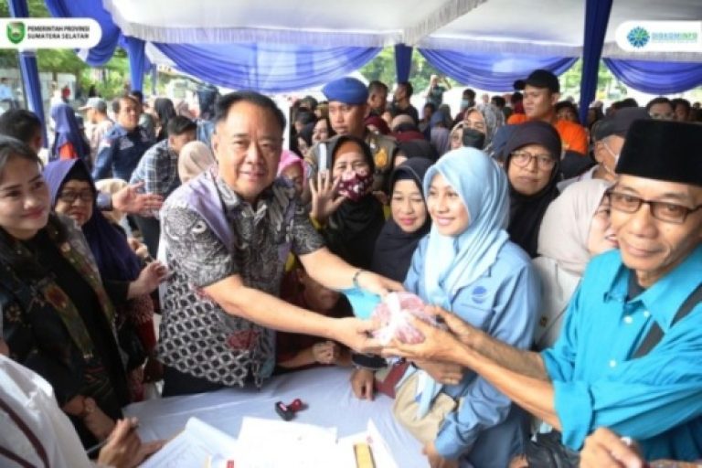 Wakil Gubernur Provinsi Sumatera Selatan (Sumsel), Cik Ujang, membuka Operasi Pasar Murah yang diselenggarakan oleh Pemerintah Provinsi (Pemprov) Sumsel, dalam rangka menjaga stabilitas harga bahan pokok menjelang Hari Raya Idul Fitri tahun 1446 Hijriah di Halaman Monumen Perjuangan Rakyat (Monpera), Palembang, pada hari Jum'at, tanggal 21 Maret 2025. (BEKISARMEDIA/SIKUMBANG)