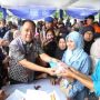 Wakil Gubernur Provinsi Sumatera Selatan (Sumsel), Cik Ujang, membuka Operasi Pasar Murah yang diselenggarakan oleh Pemerintah Provinsi (Pemprov) Sumsel, dalam rangka menjaga stabilitas harga bahan pokok menjelang Hari Raya Idul Fitri tahun 1446 Hijriah di Halaman Monumen Perjuangan Rakyat (Monpera), Palembang, pada hari Jum'at, tanggal 21 Maret 2025. (BEKISARMEDIA/SIKUMBANG)