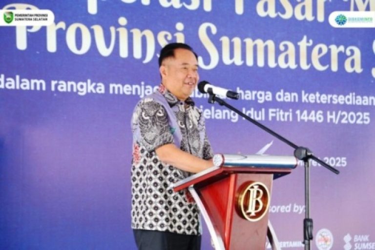 Wakil Gubernur Provinsi Sumatera Selatan (Sumsel), Cik Ujang, membuka Operasi Pasar Murah yang diselenggarakan oleh Pemerintah Provinsi (Pemprov) Sumsel, dalam rangka menjaga stabilitas harga bahan pokok menjelang Hari Raya Idul Fitri tahun 1446 Hijriah di Halaman Monumen Perjuangan Rakyat (Monpera), Palembang, pada hari Jum'at, tanggal 21 Maret 2025. (BEKISARMEDIA/SIKUMBANG)