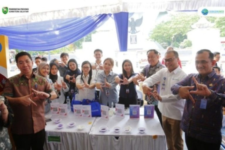 Wakil Gubernur Provinsi Sumatera Selatan (Sumsel), Cik Ujang, membuka Operasi Pasar Murah yang diselenggarakan oleh Pemerintah Provinsi (Pemprov) Sumsel, dalam rangka menjaga stabilitas harga bahan pokok menjelang Hari Raya Idul Fitri tahun 1446 Hijriah di Halaman Monumen Perjuangan Rakyat (Monpera), Palembang, pada hari Jum'at, tanggal 21 Maret 2025. (BEKISARMEDIA/SIKUMBANG)