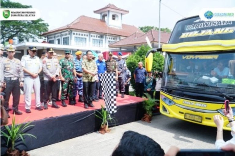 Wakil Gubernur Provinsi Sumatera Selatan, Cik Ujang, melepas peserta mudik yang memiliki tema Mudik Tenang Menyenangkan di Terminal Alang-alang lebar Tipe A Kota Palembang. pada hari Kamis, tanggal 17 Maret 2025. (BEKISARMEDIA/SIKUMBANG)