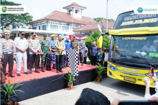 Wakil Gubernur Provinsi Sumatera Selatan, Cik Ujang, melepas peserta mudik yang memiliki tema Mudik Tenang Menyenangkan di Terminal Alang-alang lebar Tipe A Kota Palembang. pada hari Kamis, tanggal 17 Maret 2025. (BEKISARMEDIA/SIKUMBANG)
