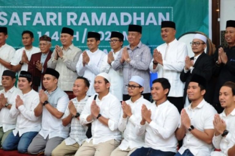 Wakil Gubernur (Wagub) Provinsi Sumatera Selatan (Sumsel), Cik Ujang, menghadiri Safari Ramadhan tahun 1.446 Hijriah bersama Forum Komunikasi Pimpinan Daerah (Forkopimda), Organisasi Perangkat Daerah (OPD) di lingkungan Pemerintah Provinsi (Pemprov) Sumsel, Badan Usaha Milik Negara (BUMN), Badan Usaha Milik Daerah (BUMD), Tokoh Agama, Tokoh Masyarakat, dan Unsur lainnya. (BEKISARMEDIA/SIKUMBANG)