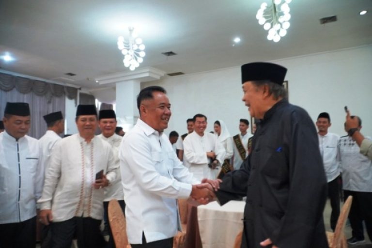 Wakil Gubernur Provinsi Sumatera Selatan (Sumsel), Cik Ujang, menghadiri silaturahmi bersama masyarakat Lematang, Kikim, Pasemah, Lintang, Empat Lawang, Gumai, dan Semendo Area di Hotel Swarna Dwipa, Palembang, pada hari Senin, tanggal 10 Maret 2025. (BEKISARMEDIA/SIKUMBANG)