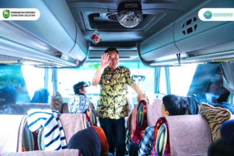 Wakil Gubernur Provinsi Sumatera Selatan, Cik Ujang, melepas peserta mudik yang memiliki tema Mudik Tenang Menyenangkan di Terminal Alang-alang lebar Tipe A Kota Palembang. pada hari Kamis, tanggal 17 Maret 2025. (BEKISARMEDIA/SIKUMBANG)