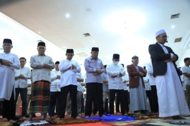Wakil Gubernur (Wagub) Provinsi Sumatera Selatan (Sumsel), Cik Ujang, menghadiri Safari Ramadhan tahun 1.446 Hijriah bersama Forum Komunikasi Pimpinan Daerah (Forkopimda), Organisasi Perangkat Daerah (OPD) di lingkungan Pemerintah Provinsi (Pemprov) Sumsel, Badan Usaha Milik Negara (BUMN), Badan Usaha Milik Daerah (BUMD), Tokoh Agama, Tokoh Masyarakat, dan Unsur lainnya. (BEKISARMEDIA/SIKUMBANG)