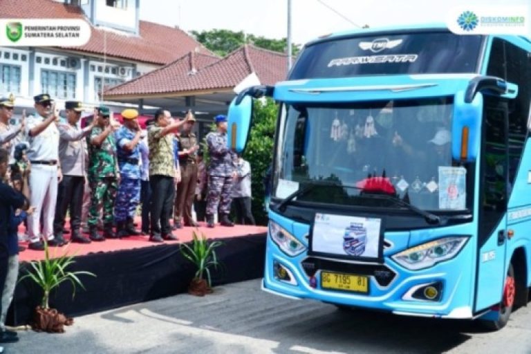 Wakil Gubernur Provinsi Sumatera Selatan, Cik Ujang, melepas peserta mudik yang memiliki tema Mudik Tenang Menyenangkan di Terminal Alang-alang lebar Tipe A Kota Palembang. pada hari Kamis, tanggal 17 Maret 2025. (BEKISARMEDIA/SIKUMBANG)