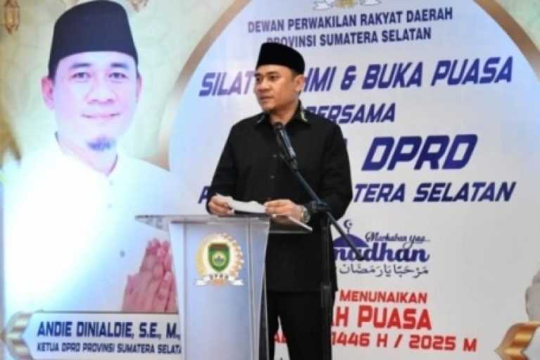 Ketua Dewan Perwakilan Rakyat Daerah (DPRD) Provinsi Sumatera Selatan (Sumsel), Andie Dinialdie, bersama Ketua IKATRI DPRD Sumsel, Noeke Angraini, menggelar silaturahmi dan buka puasa bersama di rumah dinasnya, di Jalan Demang Lebar Daun kota Palembang, pada hari Sabtu, tanggal 8 Maret 2025. (BEKISARMEDIA/SIKUMBANG)