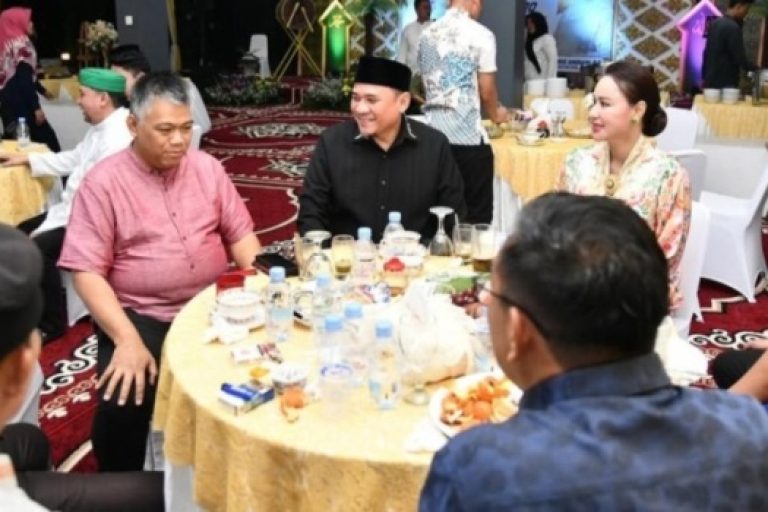 Ketua Dewan Perwakilan Rakyat Daerah (DPRD) Provinsi Sumatera Selatan (Sumsel), Andie Dinialdie, bersama Ketua IKATRI DPRD Sumsel, Noeke Angraini, menggelar silaturahmi dan buka puasa bersama di rumah dinasnya, di Jalan Demang Lebar Daun kota Palembang, pada hari Sabtu, tanggal 8 Maret 2025. (BEKISARMEDIA/SIKUMBANG)