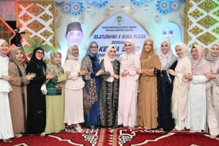 Ketua Dewan Perwakilan Rakyat Daerah (DPRD) Provinsi Sumatera Selatan (Sumsel), Andie Dinialdie, bersama Ketua IKATRI DPRD Sumsel, Noeke Angraini, menggelar silaturahmi dan buka puasa bersama di rumah dinasnya, di Jalan Demang Lebar Daun kota Palembang, pada hari Sabtu, tanggal 8 Maret 2025. (BEKISARMEDIA/SIKUMBANG)