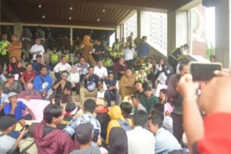 Anggota Dewan Perwakilan Rakyat Daerah (DPRD) Provinsi Sumatera Selatan (Sumsel) menerima aksi damai dari Forum Masyarakat Desa Talang Kemang Bersatu, pada hari Senin, tanggal 6 Januari 2025. (BEKISARMEDIA/SIKUMBANG)