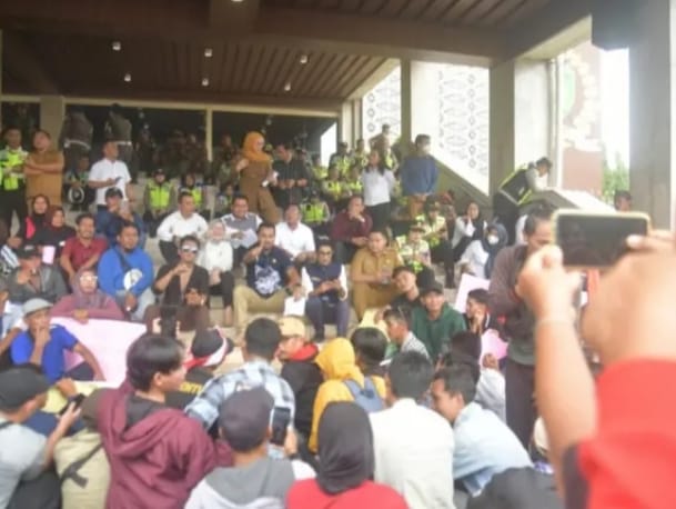 Anggota Dewan Perwakilan Rakyat Daerah (DPRD) Provinsi Sumatera Selatan (Sumsel) menerima aksi damai dari Forum Masyarakat Desa Talang Kemang Bersatu, pada hari Senin, tanggal 6 Januari 2025. (BEKISARMEDIA/SIKUMBANG)