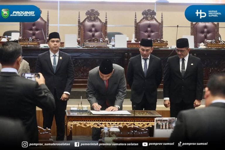 Ketua DPRD Sumsel, Andie Dinialdie, saat menghadiri Rapat Paripurna Penetapan Herman Deru dan Cik Ujang sebagai Gubernur dan Wakil Gubernur Sumatera Selatan terpilih. (BEKISARMEDIA/SIKUMBANG)