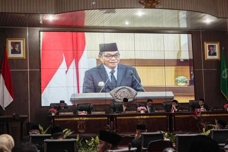 Bupati Kabupaten Musi Banyuasin, M. Toha, saat memberikan pidato perdana pada Rapat Paripurna Masa Persidangan II Tahun 2025, hari Senin, tanggal 3 Maret 2025. (BEKISARMEDIA/APRIZAL)