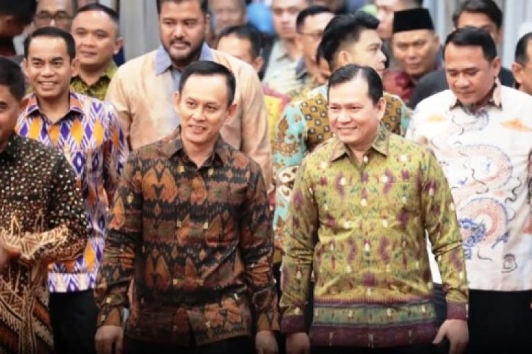 Ketua Dewan Perwakilan Rakyat Daerah (DPRD) Provinsi Sumatera Selatan (Sumsel), Andie Dinialdie, menghadiri acara pelepasan tugas Penjabat (Pj.) Gubernur Sumsel, Elen Setiadi, dan Pj. Ketua Tim Penggerak (TP) Pemberdayaan Kesejahteraan Keluarga (PKK), pada hari Selasa malam, tanggal 18 Februari 2025, di Griya Agung, Palembang. (BEKISARMEDIA/SIKUMBANG)