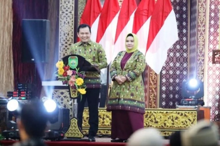 Ketua Dewan Perwakilan Rakyat Daerah (DPRD) Provinsi Sumatera Selatan (Sumsel), Andie Dinialdie, menghadiri acara pelepasan tugas Penjabat (Pj.) Gubernur Sumsel, Elen Setiadi, dan Pj. Ketua Tim Penggerak (TP) Pemberdayaan Kesejahteraan Keluarga (PKK), pada hari Selasa malam, tanggal 18 Februari 2025, di Griya Agung, Palembang. (BEKISARMEDIA/SIKUMBANG)