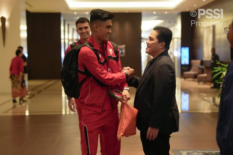 Ketua Umum Persatuan Sepak Bola Seluruh Indonesia, Erick Thohir, melepas keberangkatan jajaran Pelatih, Official, dan Pemain Tim Nasional (Timnas) Sepak Bola Indonesia ke Australia, pada hari Minggu, tanggal 16 Maret 2025. (BEKISARMEDIA/PSSI.ORG)