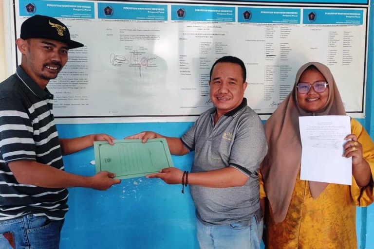 Bakal Calon Ketua Persatuan Wartawan Indonesia Kabupaten Musi Banyuasin, Firdaus Safar, saat menyerahkan berkas pendaftaran kantor Sekretariat PWI Kabupaten Muba, pada hari Kamis, tanggal 13 Maret 2025. (BEKISARMEDIA/APRIZAL)