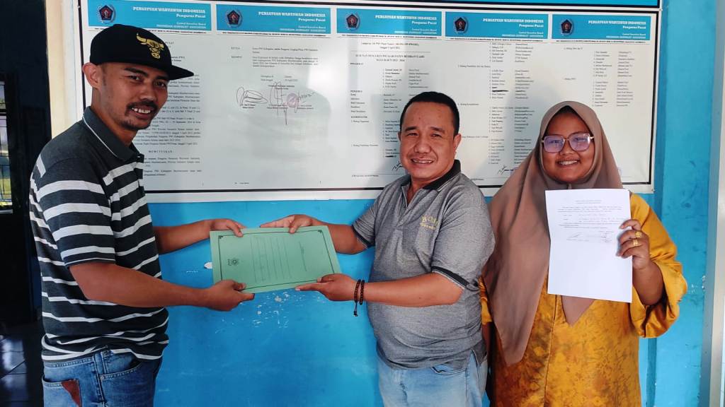 Bakal Calon Ketua Persatuan Wartawan Indonesia Kabupaten Musi Banyuasin, Firdaus Safar, saat menyerahkan berkas pendaftaran kantor Sekretariat PWI Kabupaten Muba, pada hari Kamis, tanggal 13 Maret 2025. (BEKISARMEDIA/APRIZAL)