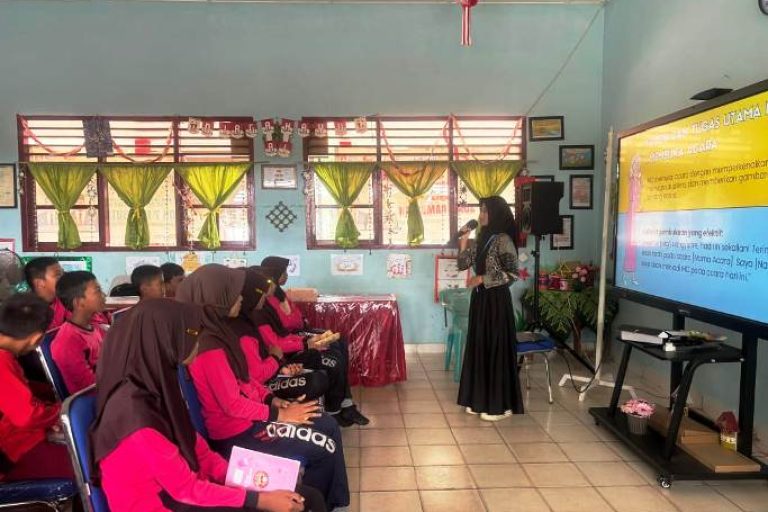 Mahasiswa Kuliah Kerja Nyata (KKN) dari Program Studi Pendidikan Bahasa Inggris Universitas Islam Negeri (UIN) Raden Fatah Palembang, Gita Liana, mengadakan kegiatan ekstrakurikuler yang berfokus pada peningkatan rasa percaya diri dan keterampilan berbahasa Inggris bagi siswa SDN 7 Rambutan. (BEKISARMEDIA/SIKUMBANG)