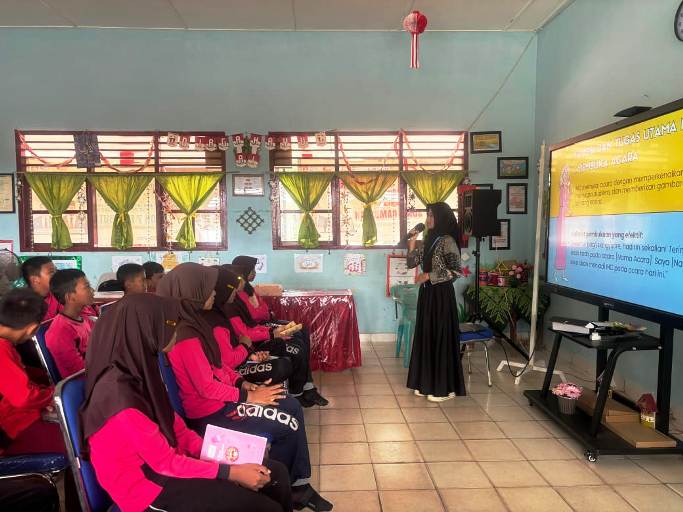 Mahasiswa Kuliah Kerja Nyata (KKN) dari Program Studi Pendidikan Bahasa Inggris Universitas Islam Negeri (UIN) Raden Fatah Palembang, Gita Liana, mengadakan kegiatan ekstrakurikuler yang berfokus pada peningkatan rasa percaya diri dan keterampilan berbahasa Inggris bagi siswa SDN 7 Rambutan. (BEKISARMEDIA/SIKUMBANG)