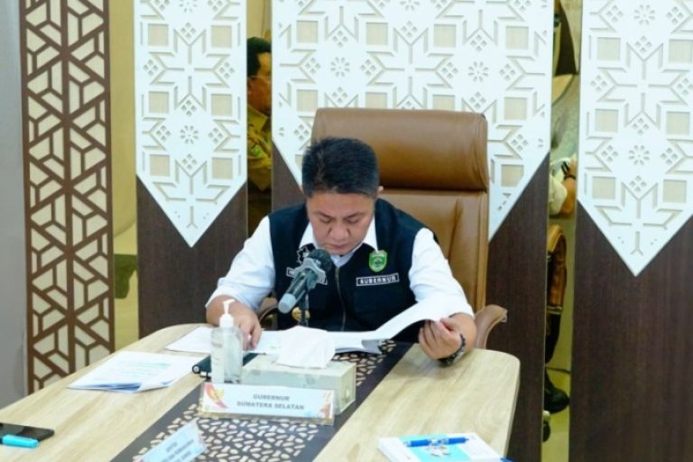 Gubernur Provinsi Sumatera Selatan (Sumsel), Herman Deru, menghadiri Rapat Koordinasi (Rakor) Penanganan Inflasi di Daerah Tahun 2025, yang dirangkaikan dengan Pembahasan Antisipasi Cuaca Ekstrem Periode Idul Fitri 1446 Η secara virtual, di Sumsel Command Center, Kota Palembang, hari Senin, tanggal 10 Maret 2025. (BEKISARMEDIA/SIKUMBANG)
