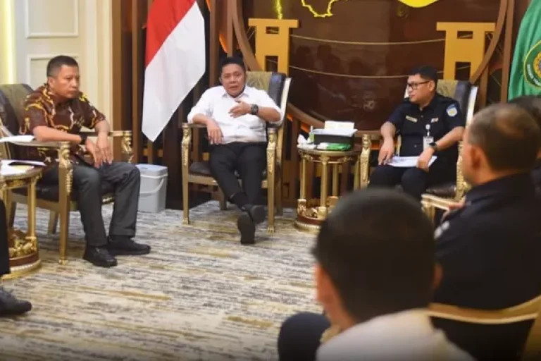Gubernur Provinsi Sumatera Selatan (Sumsel), Herman Deru, menerima audiensi Direktur Pengembangan Usaha PT. Kereta Api Indonesia (KAI), Rudi As Aturridha, dan jajaran, di Ruang Tamu Gubernur Sumsel, pada hari Kamis, tanggal 6 Maret 2025. Keduanya membahas banyak hal tentang kereta api di Sumsel. (BEKISARMEDIA/OYONG HAIRUDIN)