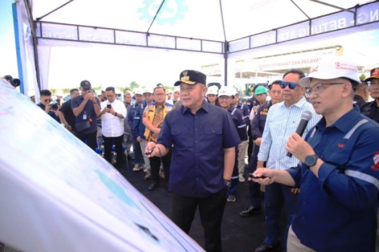 Gubernur Provinsi Sumatera Selatan (Sumsel), Herman Deru, didampingi Wakil Gubernur Sumsel, Cik Ujang, meninjau ruas Tol Musi Landas Banyuasin, pada hari Minggu, tanggal 16 Maret 2025. (BEKISARMEDIA/SIKUMBANG)