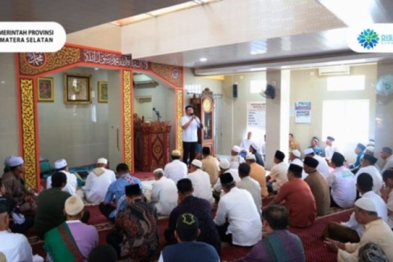 Gubernur Provinsi Sumatera Selatan (Sumsel), Herman Deru, melaksanakan Safari Jum'at di Masjid Al Ikhlas yang berada di Jalan Sersan Zaini RT 27 Kelurahan 2 llir Kecamatan Ilir Timur Dua, pada hari Jum'at, tanggal 14 Maret 2025. (BEKISARMEDIA/SIKUMBANG)