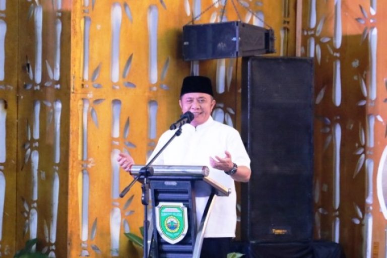 Gubernur Provinsi Sumatera Selatan (Sumsel), Herman Deru, didampingi Ketua Tim Penggerak Pemberdayaan Kesejahteraan Keluarga (PKK) Sumsel, Hj. Febrita Lustia, melakukan Safari Ramadhan tahun 1.446 Hijriah di Pendopoan Rumah Dinas Bupati Kabupaten Ogan Komering Ilir (OKI), pada hari Sabtu, tanggal 8 Maret 2025. (BEKISARMEDIA/SIKUMBANG)