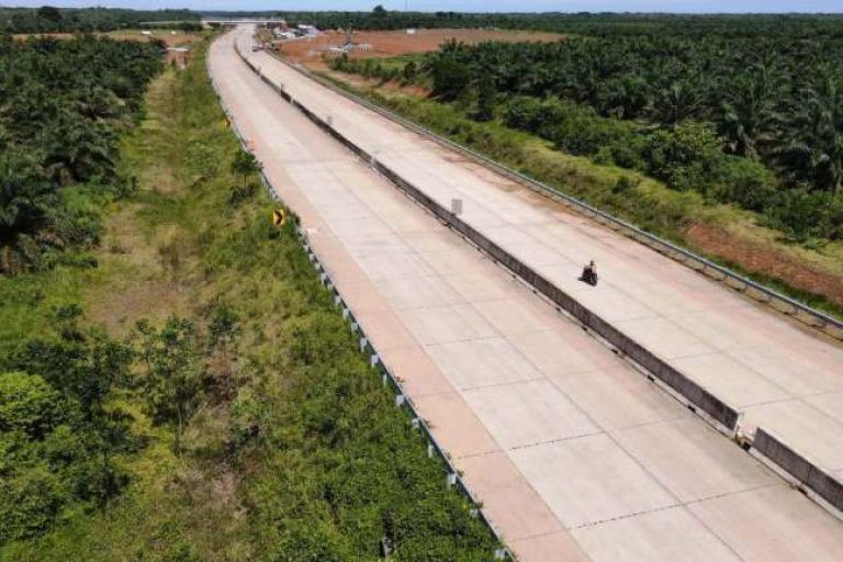 Gubernur Provinsi Sumatera Selatan (Sumsel), Herman Deru, didampingi Wakil Gubernur Sumsel, Cik Ujang, meninjau ruas Tol Musi Landas Banyuasin, pada hari Minggu, tanggal 16 Maret 2025. (BEKISARMEDIA/SIKUMBANG)
