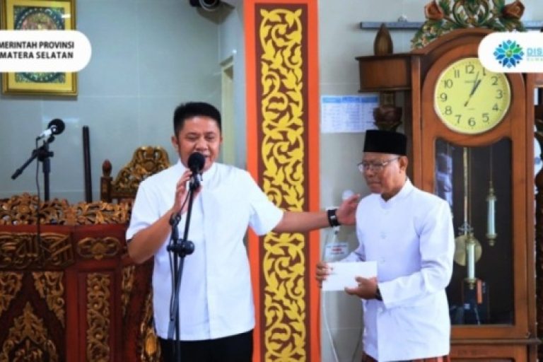 Gubernur Provinsi Sumatera Selatan (Sumsel), Herman Deru, melaksanakan Safari Jum'at di Masjid Al Ikhlas yang berada di Jalan Sersan Zaini RT 27 Kelurahan 2 llir Kecamatan Ilir Timur Dua, pada hari Jum'at, tanggal 14 Maret 2025. (BEKISARMEDIA/SIKUMBANG)